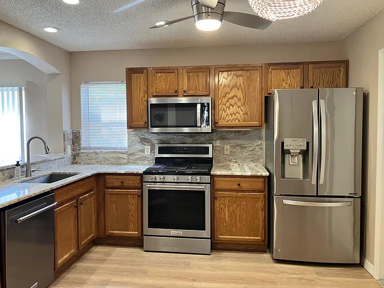 889 Lexington Ln — Photo 4