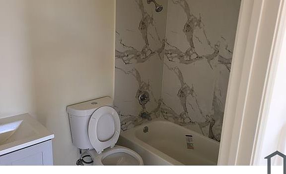 3rd image of 946 W 74th St