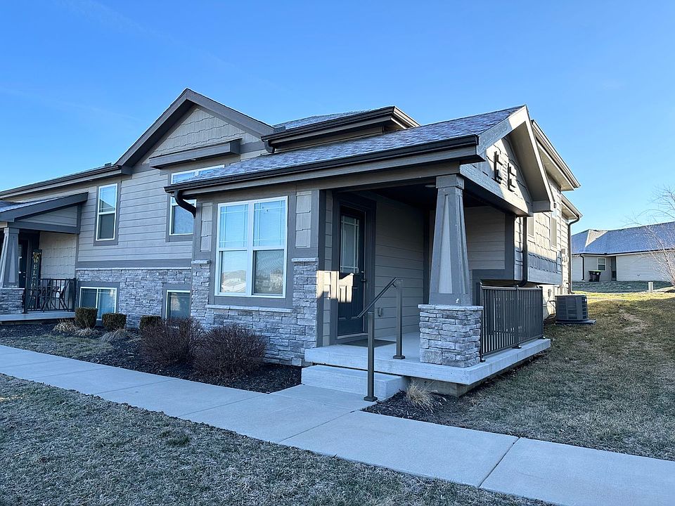 1st image of 502 SE Maple Dr