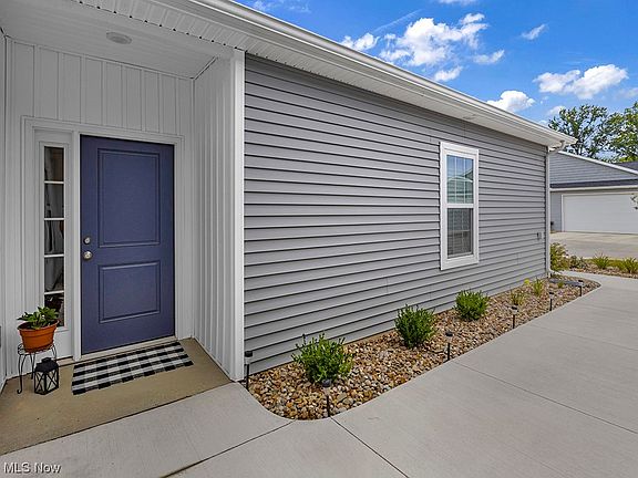3rd image of 119 Acorn Ln