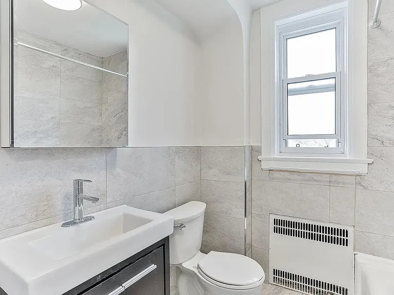 448 Spadina Rd — Photo 5