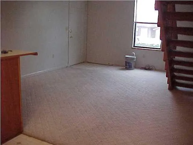126 Hampton Dr — Photo 2
