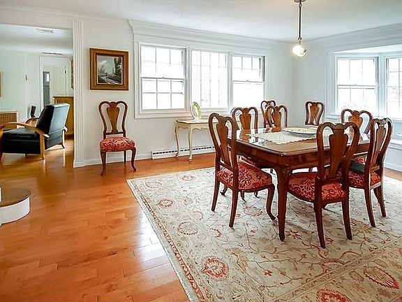 Light and bright dining room