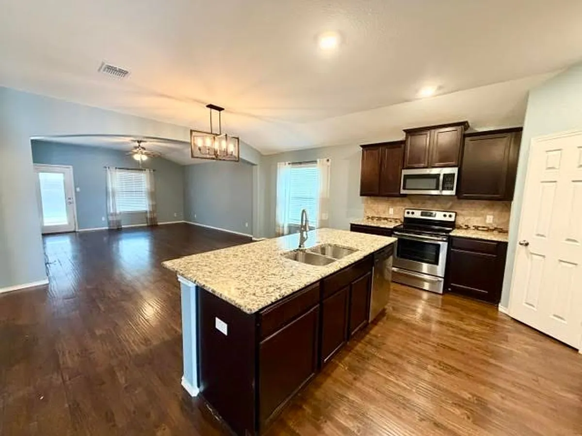 Building Photo - 2701 Skinner Dr