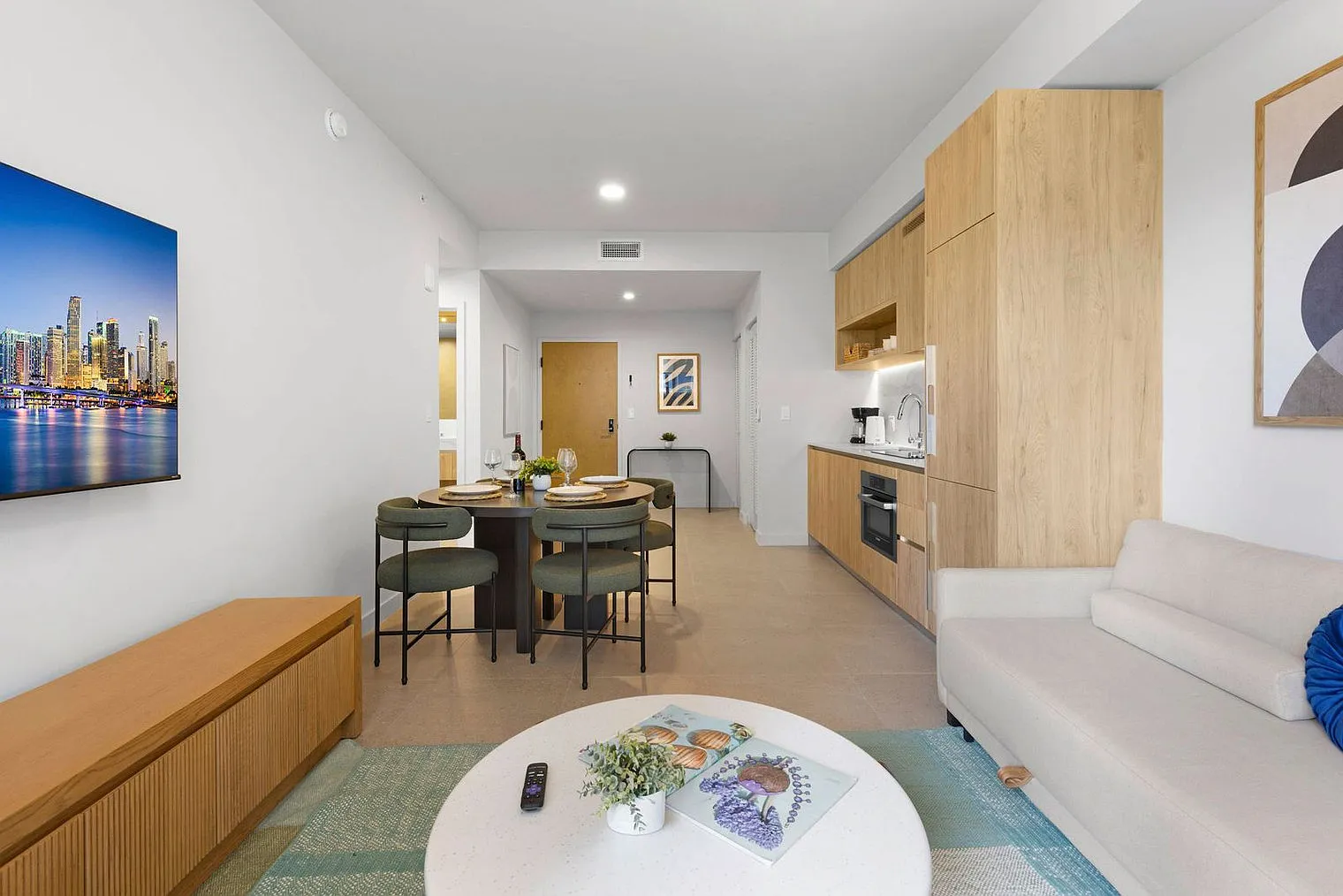 1 bed, 1.0 bath, 592 sqft, $2,970 — Photo 2