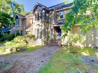 825 Crest Pines Ln, Pocono Pines, PA 18350