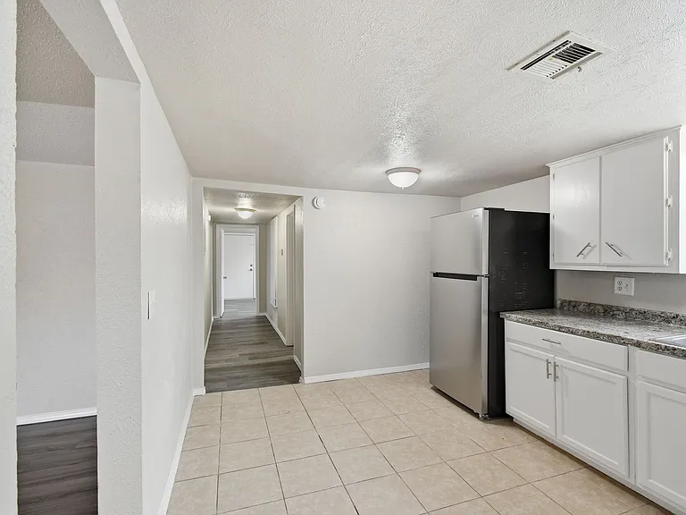 S Maple St Apartments — Photo 8