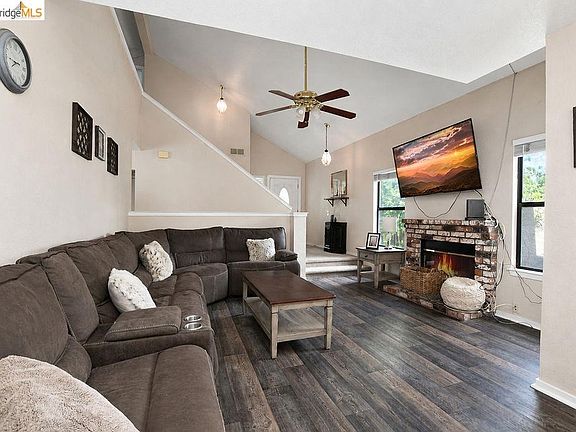 3rd image of 34 Nightingale Ct
