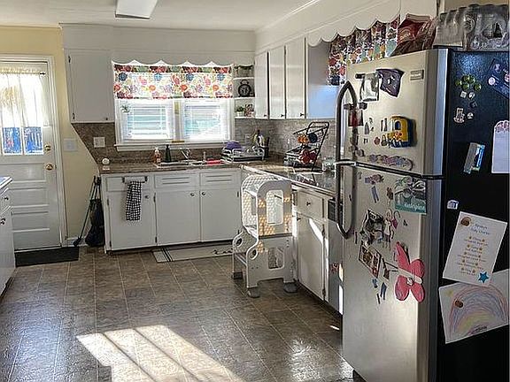 5th image of 202 Parkwood Dr