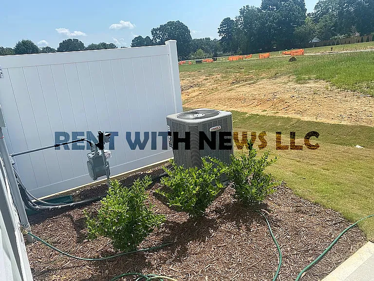 282 Paramount Dr — Photo 23