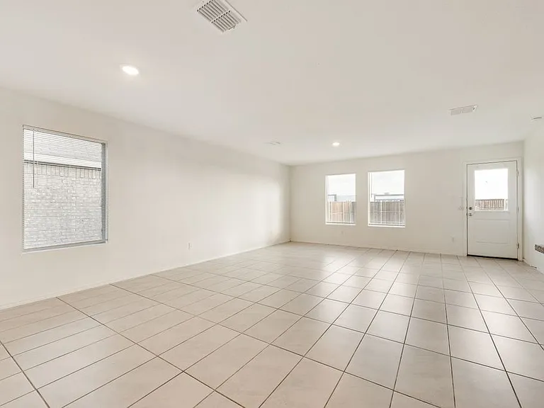 1012 Barkers Pond Ave — Photo 5