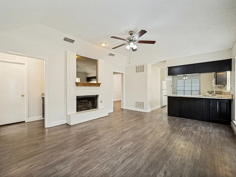 8902 Marilyn Dr — Photo 2