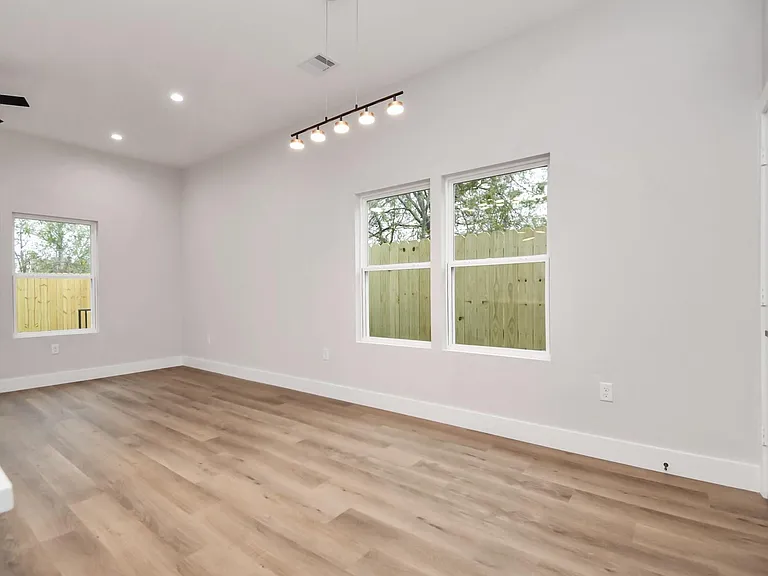 2411 Chew St — Photo 8