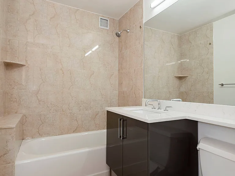 10 Hanover Square — Photo 19