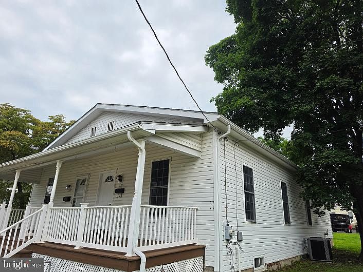 2nd image of 225 N Main St