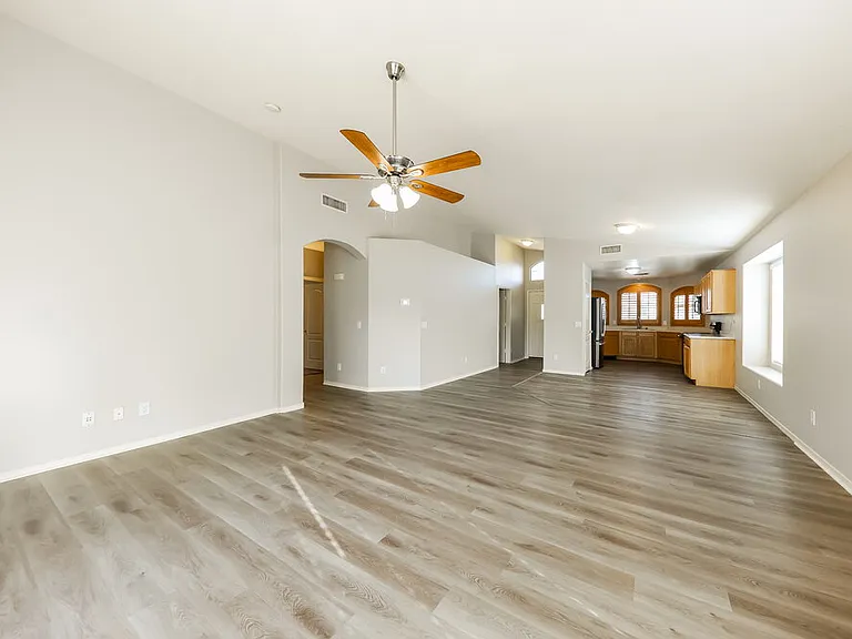 9631 W Clara Ln — Photo 4