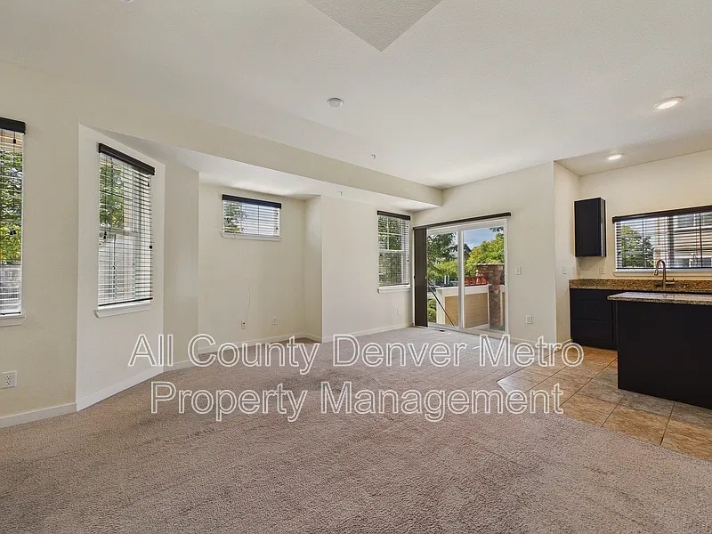 2 bed, 2.5 bath, 1955 sqft, $2,235 — Photo 4