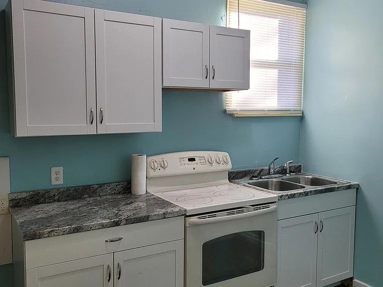 303 Carver Dr #B — Photo 2