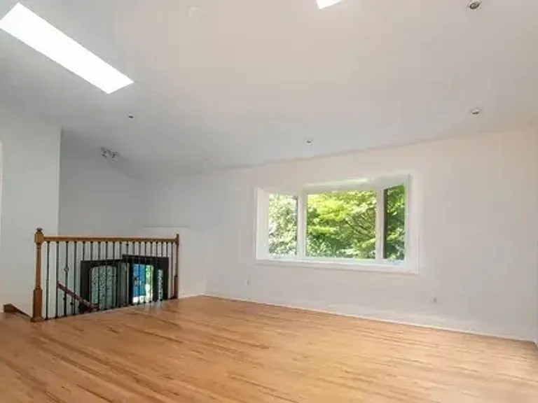 8 Snug Harbor Dr — Photo 10