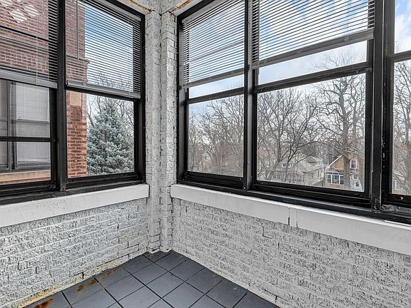 3rd image of 1942 W Farwell Ave #3W