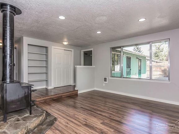 4th image of 1528 NE Clearview Way