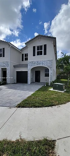 1010 SE 26th Ter #0 Photo 1