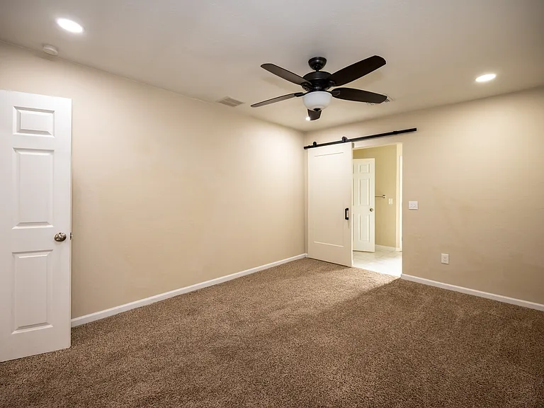2217 E Silver St — Photo 21