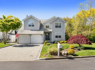 1 Fairwind Ct, Oakdale, NY 11769