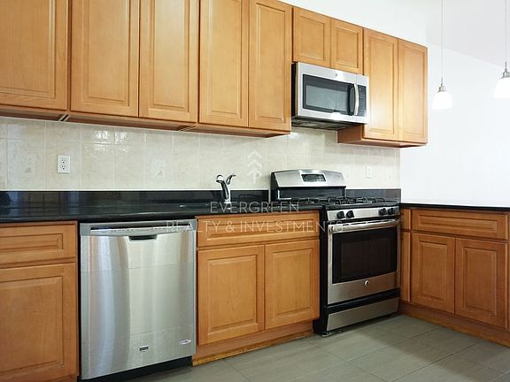 3rd image of 288 Linden St
