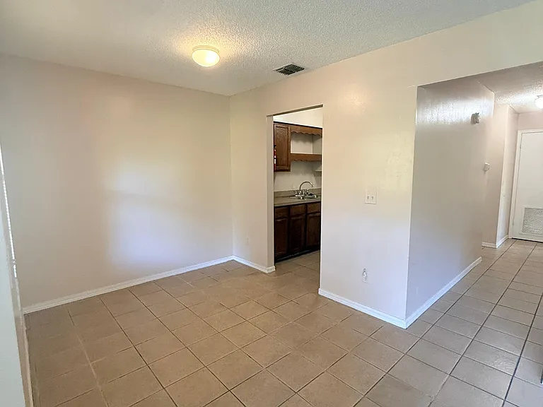 470 Crabapple Ct #D — Photo 3