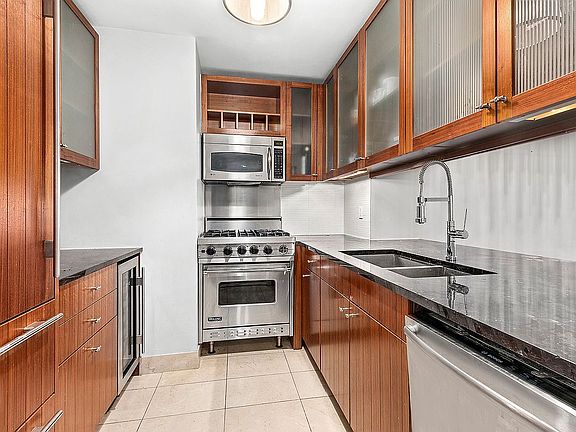 3rd image of 250 E 53rd St APT 702