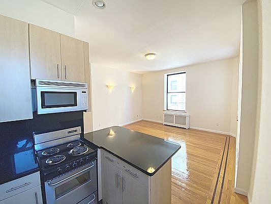 2nd image of 210 W 94th St APT 7E