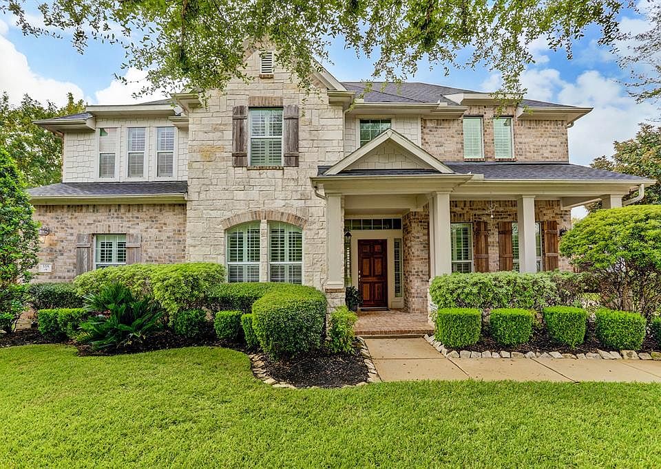 Welcome to 338 Silver Creek Circle. This spacious four-bedroom, three and a half bathroom home is situated on a 9662 square foot lot.