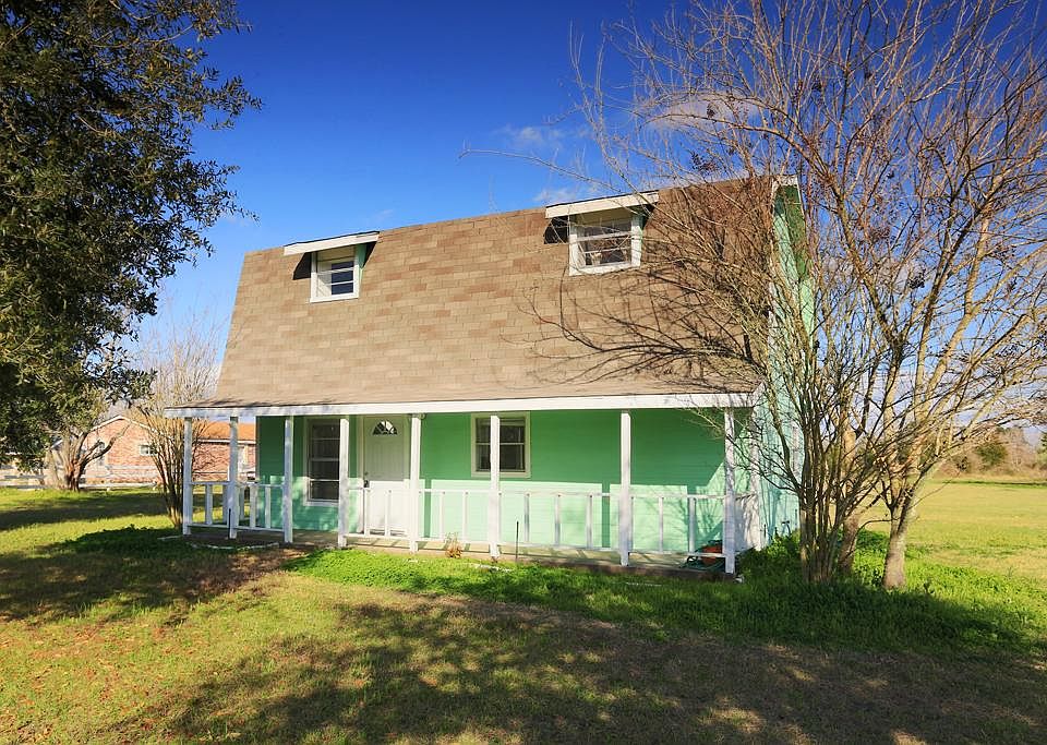 Charming home in Waller. Easy access to Houston sitting on over an acre of land