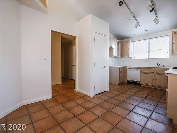 4th image of 2487 River Oaks Dr