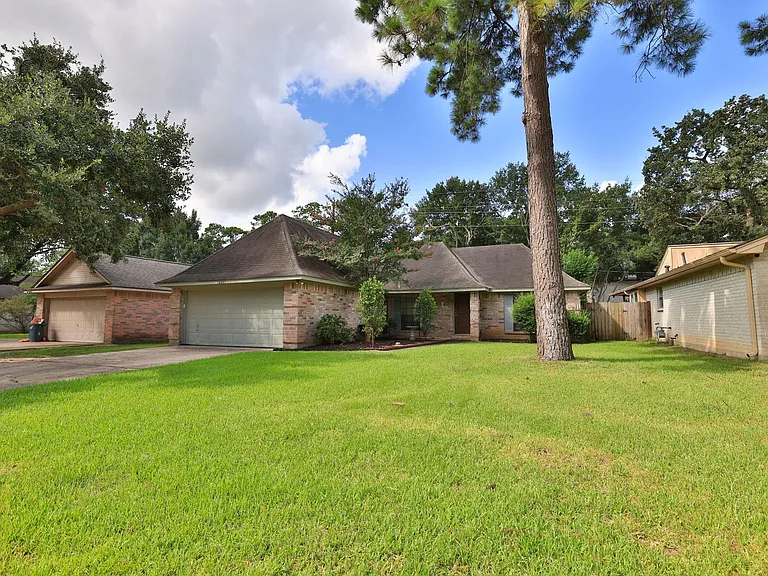 16035 Hollow Rock Dr — Photo 3