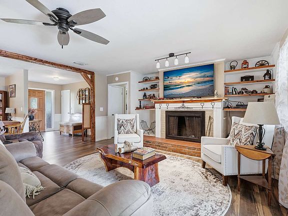 4th image of 358 SE Evergreen Dr