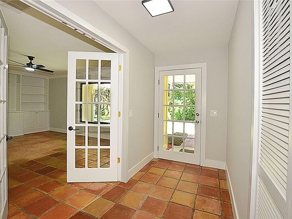 4th image of 551 Wall St