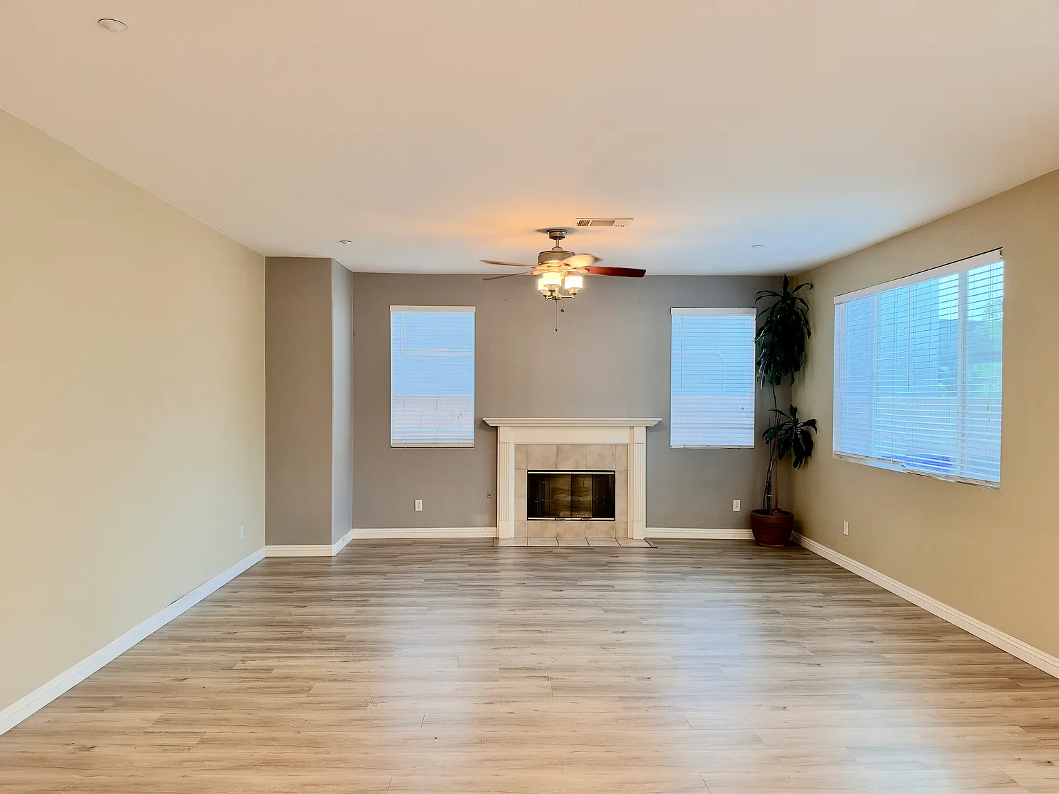4 bed, 2.5 bath, 2305 sqft, $3,600 — Photo 4