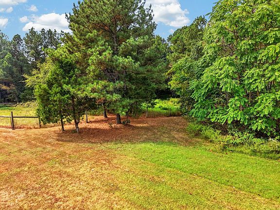 3rd image of 1886 Lewis Rd
