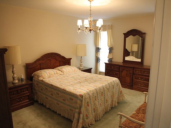 Master bed w/walk-in closet
