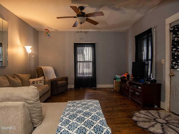 3rd image of 2035 Denwood Ave SW