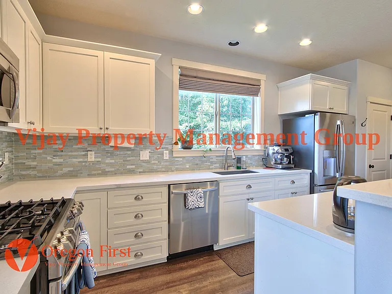 825 NE Wheelock Pl — Photo 12
