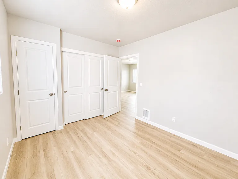 340 Ahlers Ave N — Photo 5