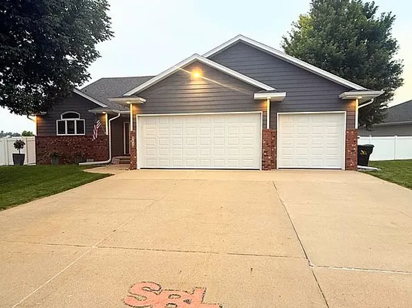 904 Clairmont Cir, Sergeant Bluff, IA 51054