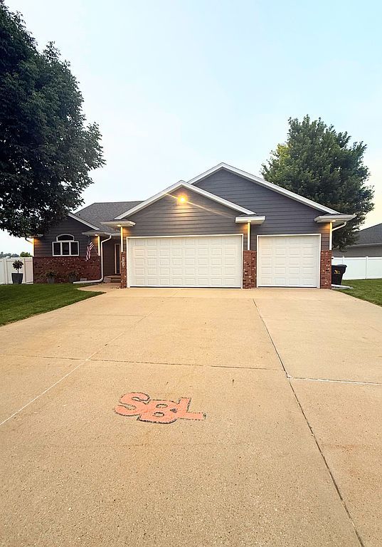904 Clairmont Cir - Property Image