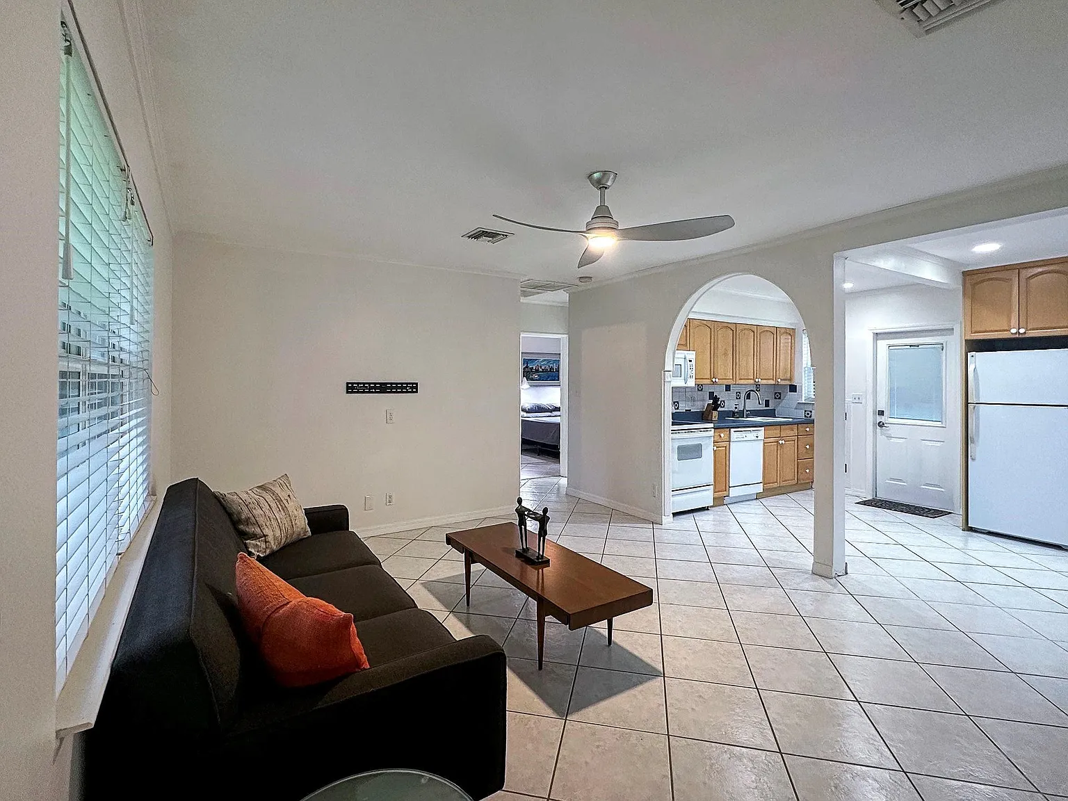 2 bed, 1.0 bath, 870 sqft, $2,400 — Photo 2