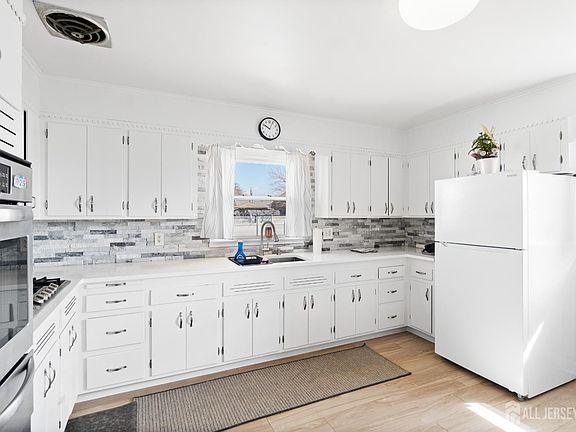 4th image of 654 Colgate Ave