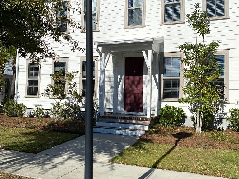 250 Oak Park St — Photo 2