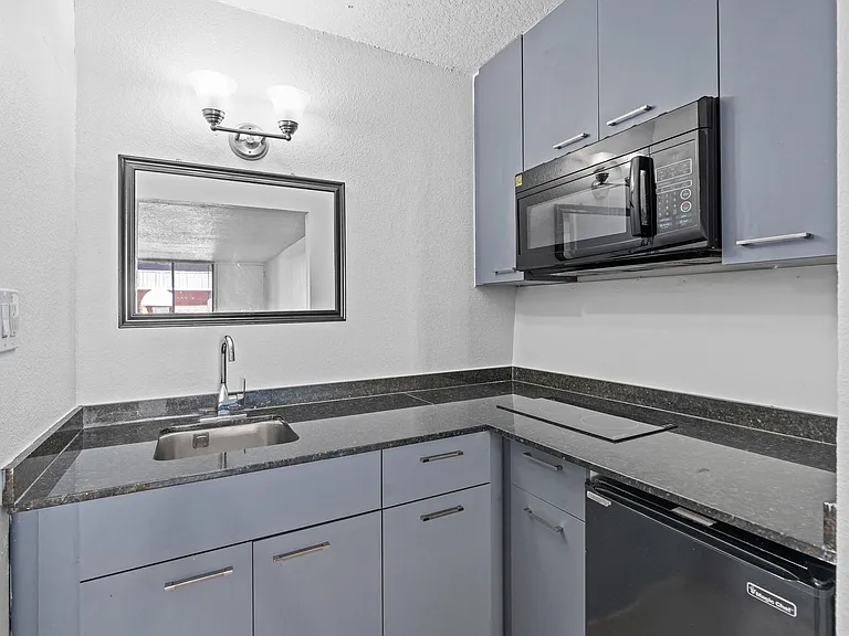 Colonial Drive Apartments — Photo 22
